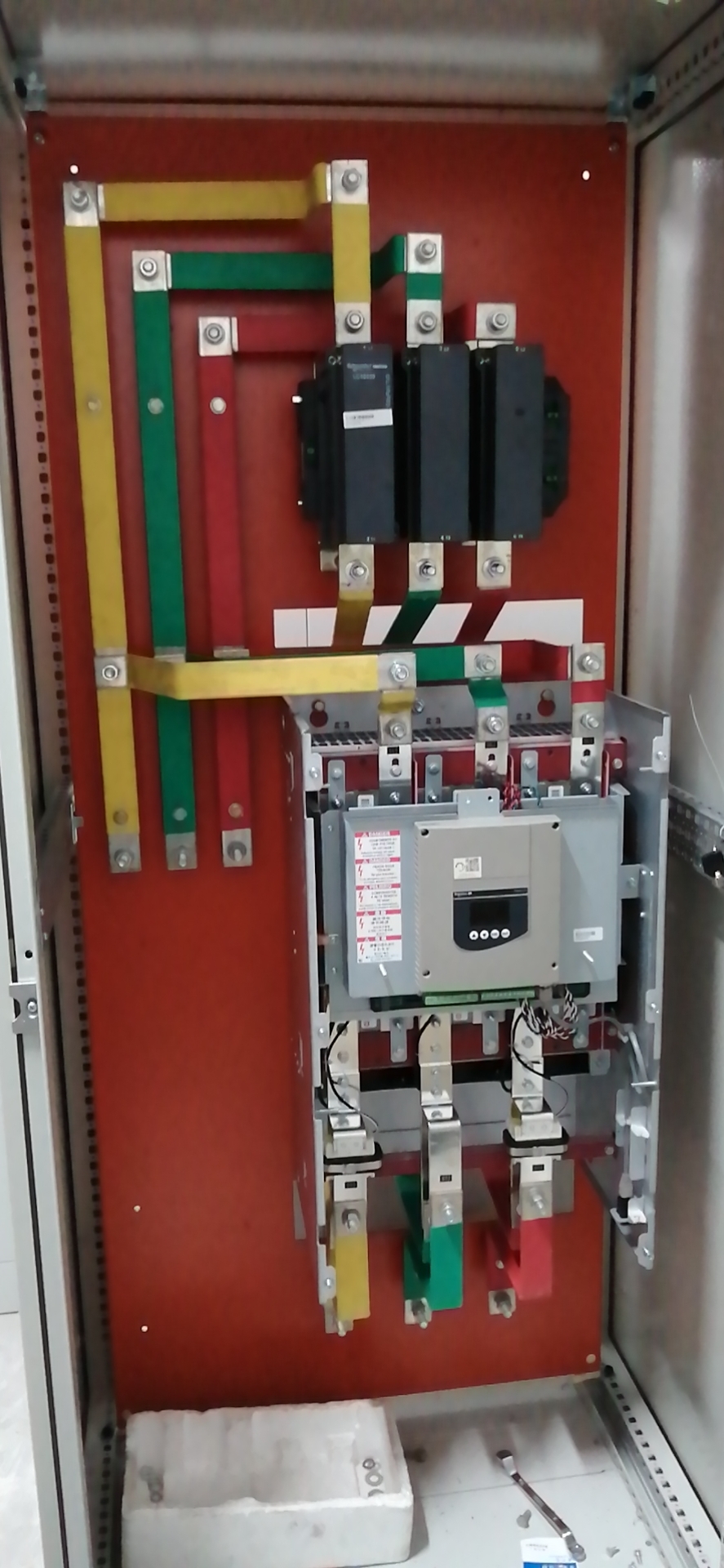 電動機配軟啟動器